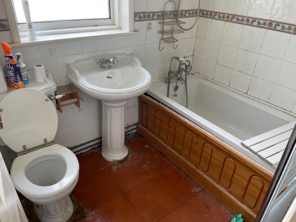 Lot: 74 - THREE-BEDROOM SEMI-DETACHED HOUSE FOR IMPROVEMENT -